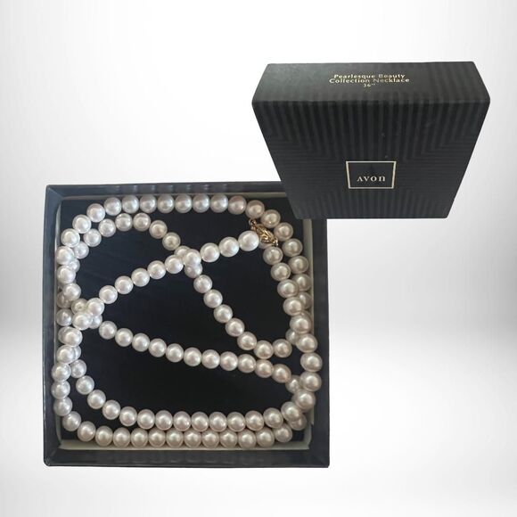 Vintage Pearlesque Beauty Collection Necklace 36" - Avon - RARE - NIB - Picture 3 of 3